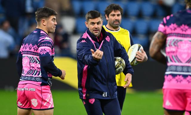 Stade Francais's South-African coach Rory Kockott (C) gestures during the warm up ahead of the French Top14 rugby union match between Aviron Bayonnais (Bayonne) and Stade Francais at Stade Jean Dauger in Bayonne, south-western France, on December 27, 2025. (Photo by Gaizka IROZ / AFP)