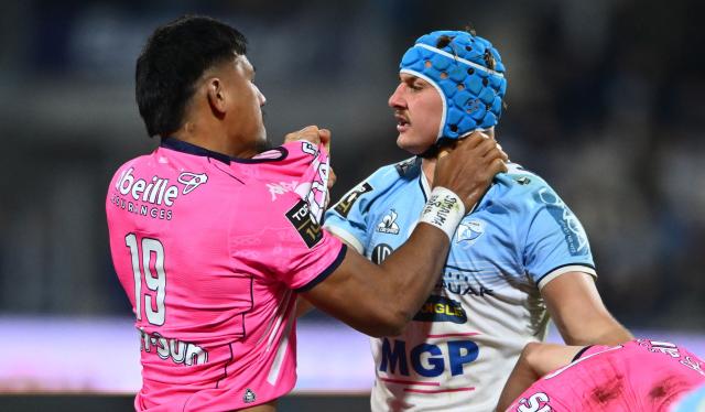 Stade Francais's Tongian flanker Tanginoa Palu Halaifonua (L) and bayonne's French flanker Estaban capilla (R) scuffle during the French Top14 rugby union match between Aviron Bayonnais (Bayonne) and Stade Francais at Stade Jean Dauger in Bayonne, south-western France, on December 27, 2025. (Photo by Gaizka IROZ / AFP)