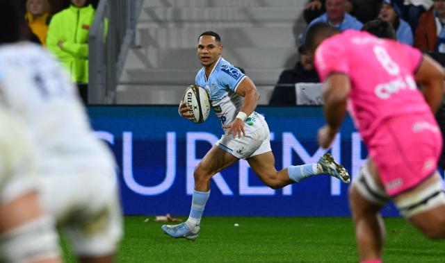 Bayonne's South African scrum-half Herschel Jantjies runs with the ball during the French Top14 rugby union match between Aviron Bayonnais (Bayonne) and Stade Francais at Stade Jean Dauger in Bayonne, south-western France, on December 27, 2025. (Photo by Gaizka IROZ / AFP)