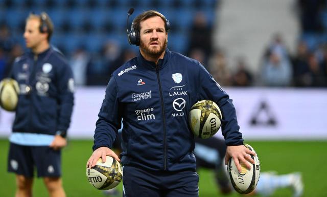 Bayonne's French coach Camille Lopez (C) looks on during the warm up ahead of the French Top14 rugby union match between Aviron Bayonnais (Bayonne) and Stade Francais at Stade Jean Dauger in Bayonne, south-western France, on December 27, 2025. (Photo by Gaizka IROZ / AFP)