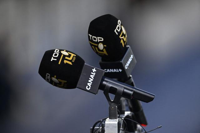 This photograph shows French Broadcaster Canal+'s microphones pitchside prior to the French Top14 rugby union match between Aviron Bayonnais (Bayonne) and Stade Francais at Stade Jean Dauger in Bayonne, south-western France, on December 27, 2025. (Photo by Gaizka IROZ / AFP)