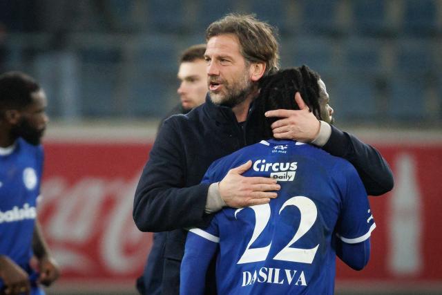 KAA Gent's Belgian headcoach Rik De Mil (C) celebrates his teams victory at the end of the Belgian "Pro League" First Division football match between KAA Gent and KVC Westerlo at the Ghelamco Arena in Ghent on December 27, 2025. (Photo by KURT DESPLENTER / Belga / AFP) / Belgium OUT