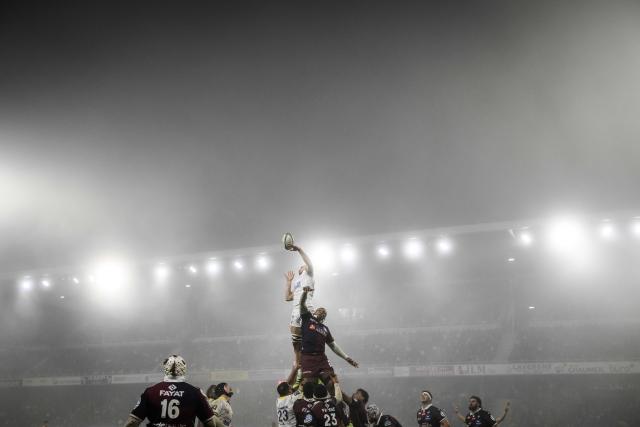 Clermont's French flanker Anthime Hemery (CL) and Bordeaux-Begles' French lock Cameron Woki (CR) contest a lineout as they are lifted into the air during the French Top14 rugby union match between ASM Clermont Auvergne and Union Bordeaux-Begles (UBB) at the Marcel-Michelin Stadium in Clermont-Ferrand, central France on December 27, 2025. (Photo by JEFF PACHOUD / AFP)