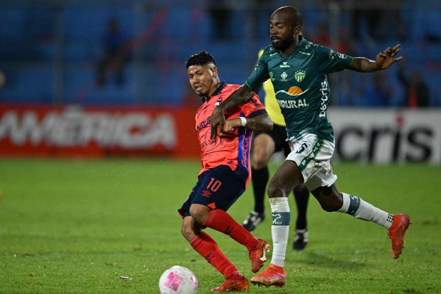 Municipal's midlfielder #10 Pedro Altan and Antigua´s Honduran midfielder #05 Gerson Chavez fight for the ball during the Guatemalan Apertura tournament final second-leg football match between Municipal and Antigua at El Trebol Stadium in Guatemala City on December 27, 2025. (Photo by JOHAN ORDONEZ / AFP)