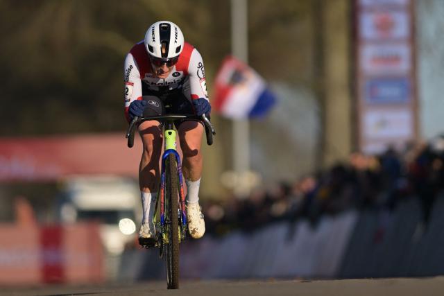 Dutch rider Lucinda Brand competes in the women's elite race of the cyclo-cross World Cup, stage 8 out of 12 of the UCI World Cup competition, in Dendermonde on December 28, 2025. (Photo by DAVID PINTENS / BELGA / AFP)