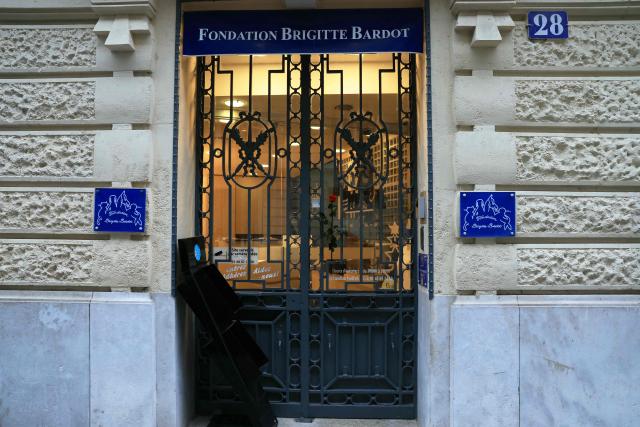 A photo shows the entrance of the Fondation Brigitte Bardot with a rose set on the door following the death of French actress and animal rights activist Brigitte Bardot in Paris on December 28, 2025. French film legend Brigitte Bardot died at 91 AFP learnt from the Brigitte Bardot Foundation on December 28, 2025. (Photo by Alain JOCARD / AFP)