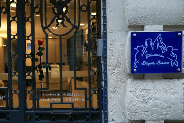 A photo shows the entrance of the Fondation Brigitte Bardot with a rose set on the door following the death of French actress and animal rights activist Brigitte Bardot in Paris on December 28, 2025. French film legend Brigitte Bardot died at 91 AFP learnt from the Brigitte Bardot Foundation on December 28, 2025. (Photo by Alain JOCARD / AFP)