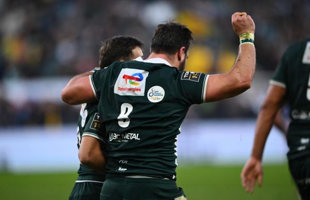 Pau's Argentinian number eight Facundo Isa celebrates after scoring a try during the French Top14 rugby union match between Section Paloise Bearn Pyrenees (Pau) and Montpellier Herault Rugby at Stade du Hameau in Pau, south-western France on December 28, 2025. (Photo by Gaizka IROZ / AFP)