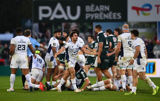 Montpellier's French centre Arthur Vincent (C) reacts during the French Top14 rugby union match between Section Paloise Bearn Pyrenees (Pau) and Montpellier Herault Rugby at Stade du Hameau in Pau, south-western France on December 28, 2025. (Photo by Gaizka IROZ / AFP)