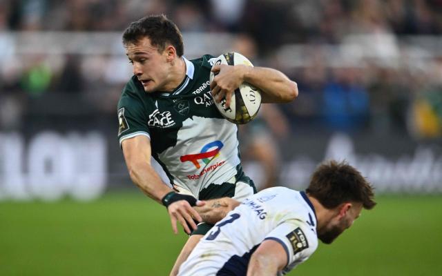 Pau's French centre Clement Mondinat (L) runs with the ball during the French Top14 rugby union match between Section Paloise Bearn Pyrenees (Pau) and Montpellier Herault Rugby at Stade du Hameau in Pau, south-western France on December 28, 2025. (Photo by Gaizka IROZ / AFP)