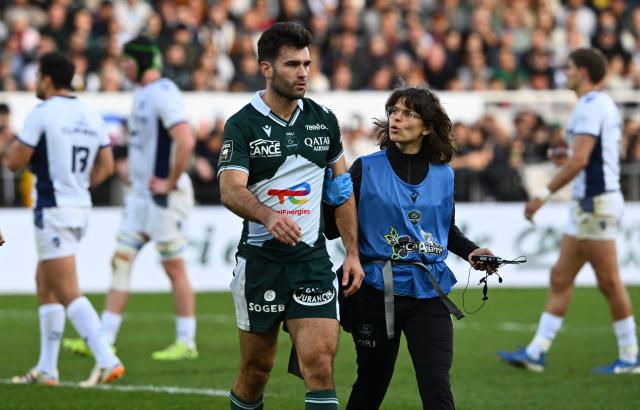 Pau's French full-back Aymeric Luc leaves the pitch after beeing injured during the French Top14 rugby union match between Section Paloise Bearn Pyrenees (Pau) and Montpellier Herault Rugby at Stade du Hameau in Pau, south-western France on December 28, 2025. (Photo by Gaizka IROZ / AFP)