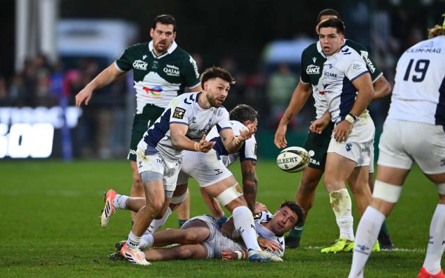 Montpellier's Scottish scrum-half Alistair Price (C) passes the ball during the  French Top14 rugby union match between Section Paloise Bearn Pyrenees (Pau) and Montpellier Herault Rugby at Stade du Hameau in Pau, south-western France on December 28, 2025. (Photo by Gaizka IROZ / AFP)