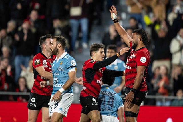Toulon's English flanker Lewis Ludlam (R) celebrates with team mates after scoring a try during the French Top14 rugby union match between Toulon and Perpignan at the Mayol stadium in Toulon, southeatern France, on December 28, 2025. (Photo by MIGUEL MEDINA / AFP)