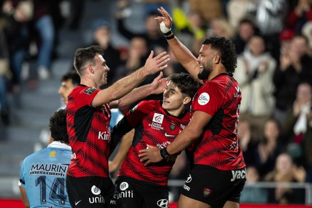 Toulon's English flanker Lewis Ludlam (R) celebrates with team mates after scoring a try during the French Top14 rugby union match between Toulon and Perpignan at the Mayol stadium in Toulon, southeatern France, on December 28, 2025. (Photo by MIGUEL MEDINA / AFP)