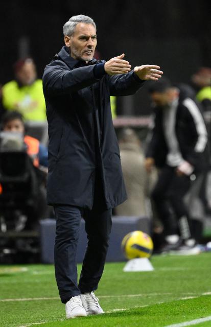 Sporting Braga's Spanish coach Carlos Vicens gestures during the Portuguese League football match between SC Braga and SL Benfica at Municipal Stadium in Braga on December 28, 2025. (Photo by Miguel RIOPA / AFP)