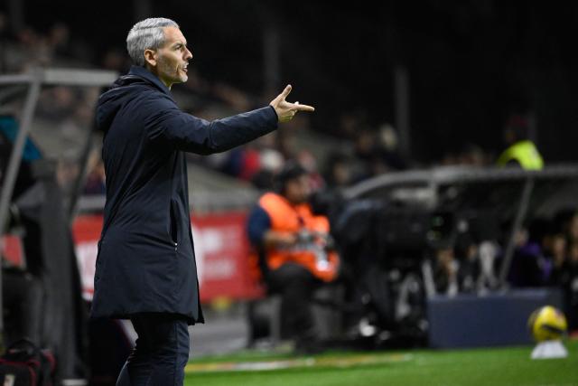 Sporting Braga's Spanish coach Carlos Vicens gestures during the Portuguese League football match between SC Braga and SL Benfica at Municipal Stadium in Braga on December 28, 2025. (Photo by Miguel RIOPA / AFP)