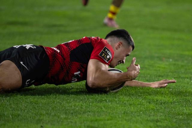 Toulon's French wing Gael Drean scores a try during the French Top14 rugby union match between Toulon and Perpignan at the Mayol stadium in Toulon, southeatern France, on December 28, 2025. (Photo by MIGUEL MEDINA / AFP)
