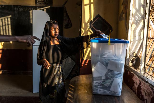 A voter casts her ballot at the Federico Mayor Primary School during Guinea's presidential election, in Conakry, on December 28, 2025. (Photo by PATRICK MEINHARDT / AFP)