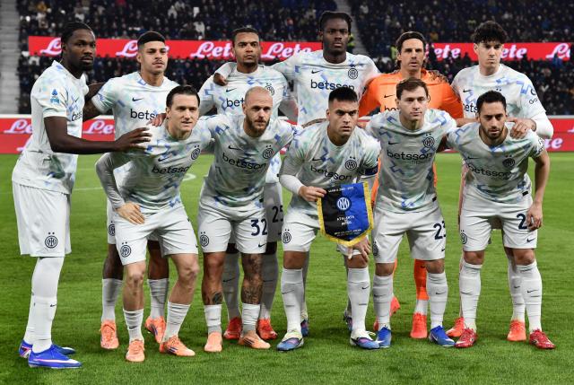 Inter Milan players pose ahead of the Italian Serie A football match between Atalanta and Inter Milan at the Bergamo stadium in Bergamo on December 28, 2025. (Photo by Isabella BONOTTO / AFP)