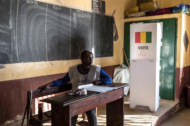 An official of the General Directorate of Elections (DGE) waits for voters at the Federico Mayor Primary School during Guinea's presidential election, in Conakry, on December 28, 2025. (Photo by PATRICK MEINHARDT / AFP)