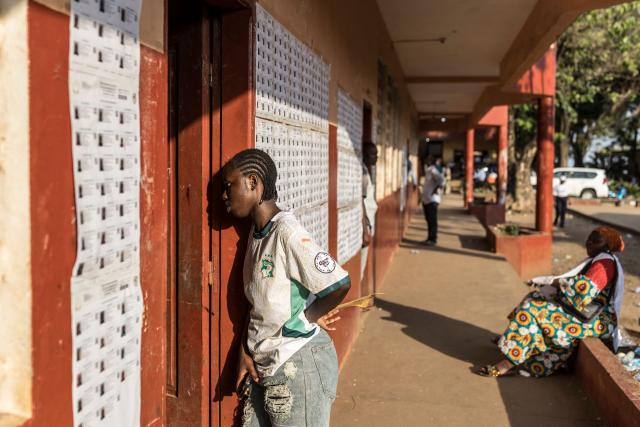 A voter queues outside the Federico Mayor Primary School during Guinea's presidential election, in Conakry, on December 28, 2025. (Photo by PATRICK MEINHARDT / AFP)
