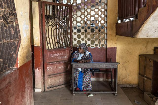 An official of the General Directorate of Elections (DGE) waits for voters at the Federico Mayor Primary School during Guinea's presidential election, in Conakry, on December 28, 2025. (Photo by PATRICK MEINHARDT / AFP)