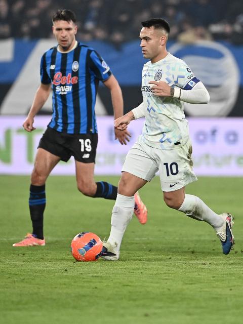 Inter Milan's Argentine forward #10 Lautaro Martinez (R) controls the ball during the Italian Serie A football match between Atalanta and Inter Milan at the Bergamo stadium in Bergamo on December 28, 2025. (Photo by Isabella BONOTTO / AFP)