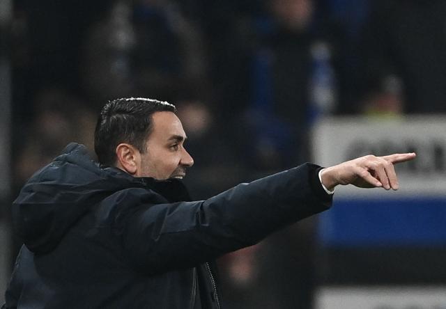Atalanta's Italian coach Raffaele Palladino gestures during the Italian Serie A football match between Atalanta and Inter Milan at the Bergamo stadium in Bergamo on December 28, 2025. (Photo by Isabella BONOTTO / AFP)