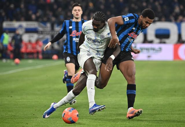 Inter Milan's French forward #09 Marcus Thuram (L) fights for the ball with Atalanta's Brazilian midfielder #13 Ederson (R) during the Italian Serie A football match between Atalanta and Inter Milan at the Bergamo stadium in Bergamo on December 28, 2025. (Photo by Isabella BONOTTO / AFP)