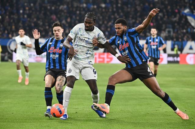 Inter Milan's French forward #09 Marcus Thuram (L) fights for the ball with Atalanta's Swedish defender #04 Isak Hien (R) during the Italian Serie A football match between Atalanta and Inter Milan at the Bergamo stadium in Bergamo on December 28, 2025. (Photo by Isabella BONOTTO / AFP)