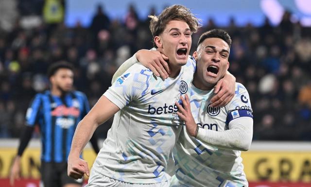 Inter Milan's Argentine forward #10 Lautaro Martinez (R) celebrates with Inter Milan's Italian forward #94 Francesco Esposito (L) after scoring a goal during the Italian Serie A football match between Atalanta and Inter Milan at the Bergamo stadium in Bergamo on December 28, 2025. (Photo by Isabella BONOTTO / AFP)
