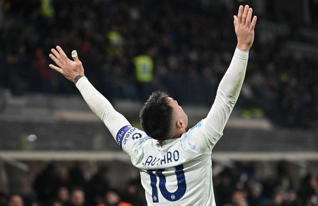 Inter Milan's Argentine forward #10 Lautaro Martinez celebrates after scoring a goal during the Italian Serie A football match between Atalanta and Inter Milan at the Bergamo stadium in Bergamo on December 28, 2025. (Photo by Isabella BONOTTO / AFP)