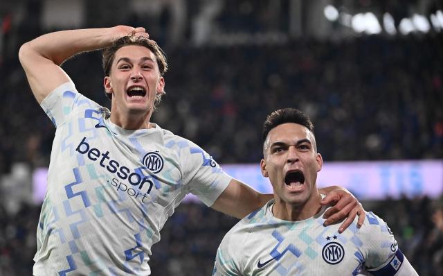 Inter Milan's Argentine forward #10 Lautaro Martinez (R) celebrates with Inter Milan's Italian forward #94 Francesco Esposito (L) after scoring a goal during the Italian Serie A football match between Atalanta and Inter Milan at the Bergamo stadium in Bergamo on December 28, 2025. (Photo by Isabella BONOTTO / AFP)