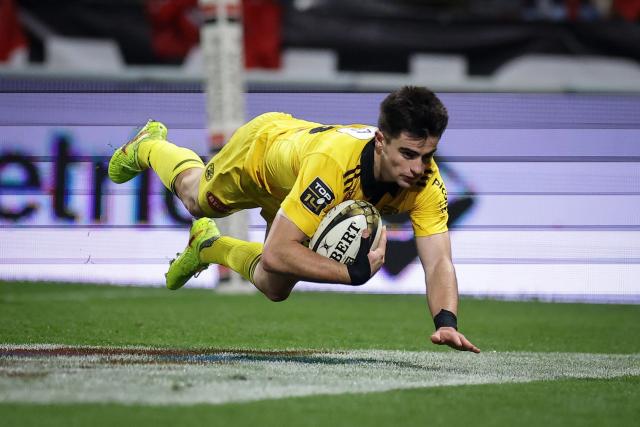 La Rochelle's French scrum-half Nolann Le Garrec dives to score a try during the French Top14 rugby union match between Stade Toulousain Rugby (Toulouse) and Stade Rochelais (La Rochelle) at the Ernest-Wallon stadium in Toulouse, south-western France on December 28, 2025. (Photo by Valentine CHAPUIS / AFP)