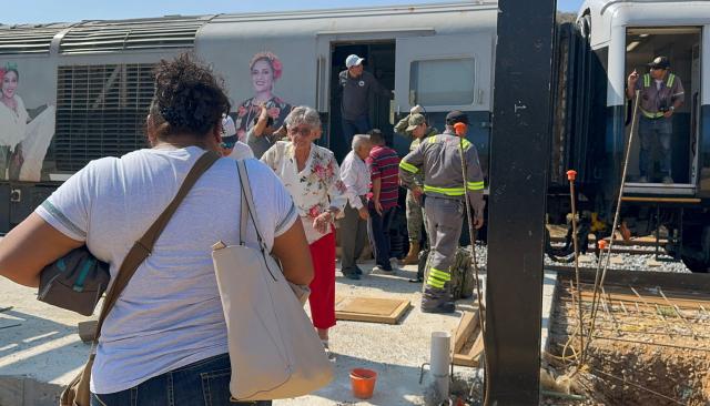 An elderly woman walks after Mexican Army soldiers and Civil Protection members rescued her from the Interoceanic train that derailed in the Asuncion Ixtaltepec area on the route to Oaxaca, Mexico on December 28, 2025. A train carrying 241 passengers and nine crew members crashed this Sunday in the southern Mexican state of Oaxaca, the Mexican Navy —which operates that railway line— reported, without yet confirming whether there are any deaths or injuries. (Photo by Rusvel RASGADO / AFP)