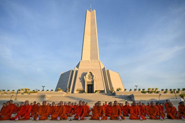 Cambodian Buddhist monks participate in a prayer for peace at Win-Win memorial in Phnom Penh on December 29, 2025, after Thailand and Cambodia agreed to an "immediate" ceasefire on December 27 following renewed border clashes that killed dozens of people and displaced more than a million this month. Thailand's army on December 29 accused Cambodia of violating a newly signed ceasefire agreement, reached after weeks of deadly border clashes, by flying more than 250 drones over its territory. (Photo by TANG CHHIN SOTHY / AFP)