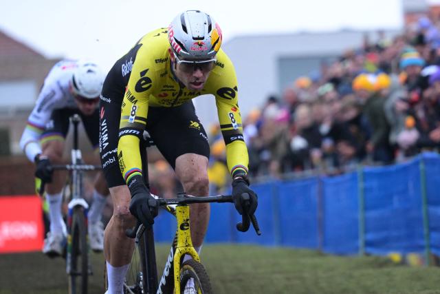Visma-Lease a Bike Team's Belgian rider Wout van Aert (L) competes during the men's elite race of the Azencross, stage 5 out of 8 of the DVV Trofee, in Loenhout on December 29, 2025. (Photo by DAVID PINTENS / BELGA / AFP)
