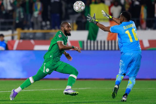 Mali's goalkeeper #16 Djigui Diarra (R) catches the ball in front of Comoros's forward #09 Aboubacar Ali during the Africa Cup of Nations (CAN) Group A football match between Comoros and Mali at Mohammed V Stadium in Casablanca on December 29, 2025. (Photo by Abdel Majid BZIOUAT / AFP)