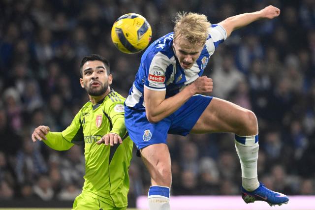 AVS' Paraguayan defender #12 Daniel Rivas (L) and FC Porto's Danish midfielder #08 Victor Froholdt vie for a header during the Portuguese League football match between FC Porto and AVS at Dragao stadium in Porto on December 29, 2025. (Photo by Miguel RIOPA / AFP)