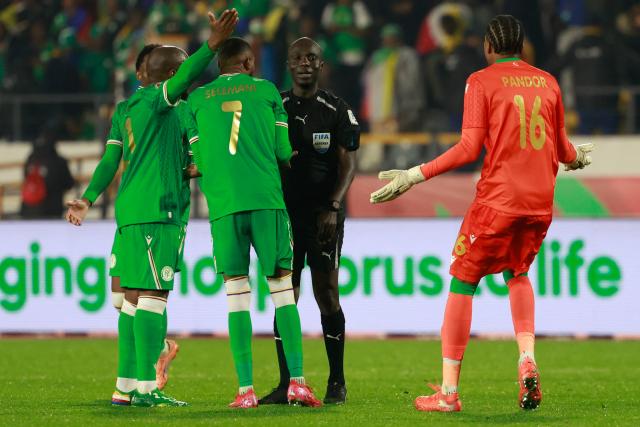 Comoros players react to referee Alhadi Allaou Mahamat during the Africa Cup of Nations (CAN) Group A football match between Comoros and Mali at Mohammed V Stadium in Casablanca on December 29, 2025. (Photo by Abdel Majid BZIOUAT / AFP)