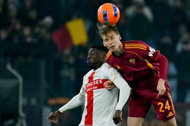 Roma's polish defender #24 Jan Ziolkowski (R) vies with Genoa's Ghanaian forward #18 Caleb Ekuban (L) during the Italian Serie A football match between AS Roma and Genoa at the Olympic Stadium in Rome on December 29, 2025. (Photo by Filippo MONTEFORTE / AFP)
