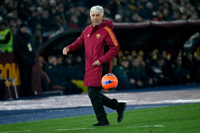 oma's head coach Gian Piero Gasperini gestures during the Italian Serie A football match between AS Roma and Genoa at the Olympic Stadium in Rome on December 29, 2025. (Photo by Filippo MONTEFORTE / AFP)