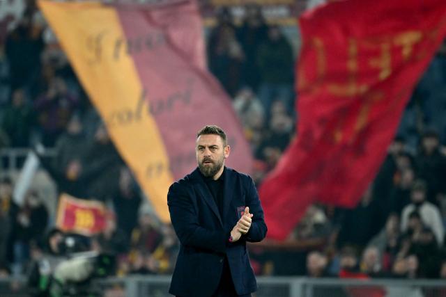 Genoa's Italian coach Daniele De Rossi reacts at the end of the Italian Serie A football match between AS Roma and Genoa at the Olympic Stadium in Rome on December 29, 2025. (Photo by Filippo MONTEFORTE / AFP)