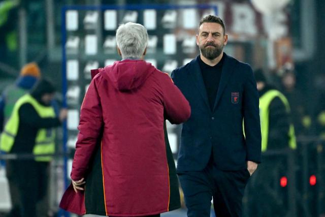 Roma's head coach Gian Piero Gasperini (L) shakes hand with Genoa's Italian coach Daniele De Rossi (R) at the end of the Italian Serie A football match between AS Roma and Genoa at the Olympic Stadium in Rome on December 29, 2025. (Photo by Filippo MONTEFORTE / AFP)