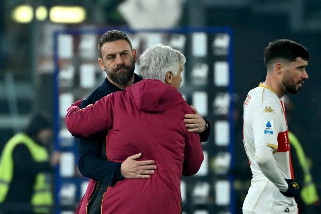 Roma's head coach Gian Piero Gasperini (R) embraces Genoa's Italian coach Daniele De Rossi (L) at the end of the Italian Serie A football match between AS Roma and Genoa at the Olympic Stadium in Rome on December 29, 2025. (Photo by Filippo MONTEFORTE / AFP)