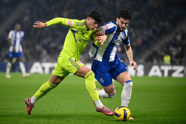 AVS' Brazilian forward #21 Guilherme Neiva (L) and FC Porto's Spanish forward #47 Angel Alarcon Galiot fight for the ball during the Portuguese League football match between FC Porto and AVS at Dragao stadium in Porto on December 29, 2025. (Photo by Miguel RIOPA / AFP)