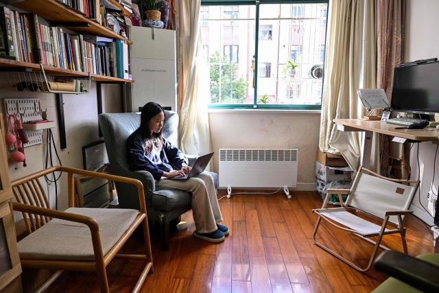 Estella, 14, a homeschooled student, attends a Spanish class in her home in Shanghai on November 25, 2025. They are among a small number of parents in China who are rethinking the country's rigorous education system, in which school days can last 10 hours, with students often working late into the evening on extra tutoring and homework. (Photo by Hector RETAMAL / AFP) / TO GO WITH: China-education-children-family, FOCUS by Mary YANG