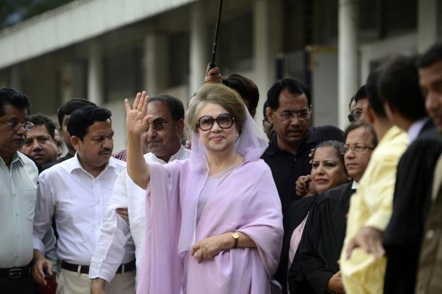 (FILES) Former Bangladeshi prime minister and Bangladesh Nationalist Party (BNP) leader, Khaleda Zia waves as she arrives for a court appearance in Dhaka on November 9, 2014. Bangladesh's former prime minister Khaleda Zia, who many believed would sweep elections next year to lead her country once again, died on December 30, 2025 aged 80, her Bangladesh National Party said. (Photo by Munir UZ ZAMAN / AFP)