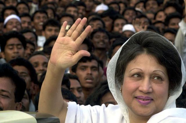 (FILES) Bangladesh Nationalist Party (BNP) chief and leader of the four-parties opposition alliance Khaleda Zia (R) waves to her supporters during a brief rally just before a mass march in Dhaka 19 April 2001. Bangladesh's former prime minister Khaleda Zia, who many believed would sweep elections next year to lead her country once again, died on December 30, 2025 aged 80, her Bangladesh Nationalist Party said. (Photo by Jewel SAMAD / AFP)