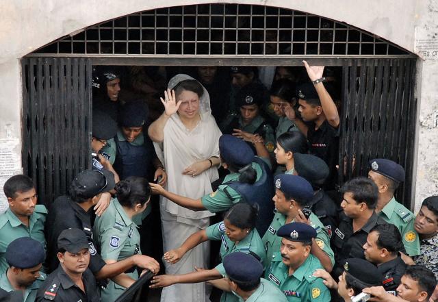(FILES) Former prime minister of Bangladesh Khaleda Zia (C) waves as she leaves the chief magistrate court following her arrest in Dhaka, September 3, 2007. Bangladesh's former prime minister Khaleda Zia, who many believed would sweep elections next year to lead her country once again, died on December 30, 2025 aged 80, her Bangladesh Nationalist Party said. (Photo by Farjana K. GODHULY / AFP)